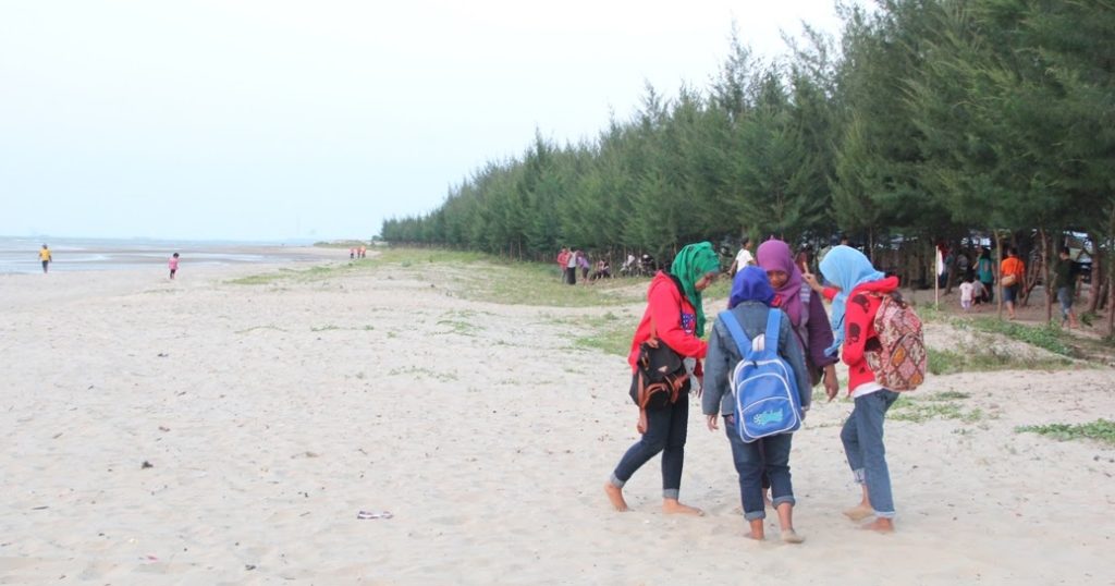 pengunjung wisata pantai karang jahe rembang
