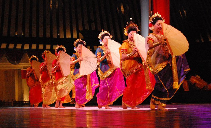 Macam-macam Tarian Tradisional Daerah Indoensia dan Penjelasannya Tarian Pakarena