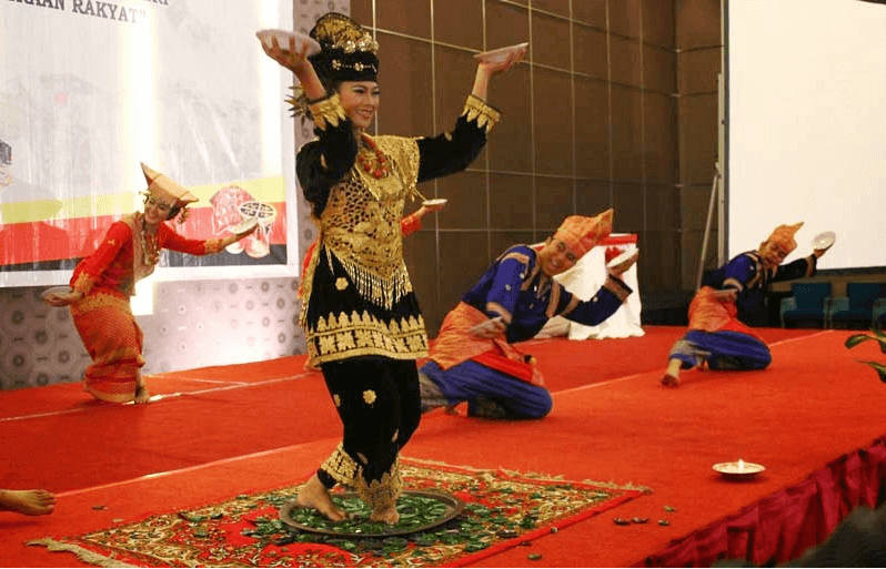 Nama nama tarian daerah tradisional Indonesia Tari Piring dari Mianangkabau provinsi  Sumatra Barat