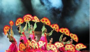 Tarian kipas pakarena dari daerah gowa sulawesi selatan