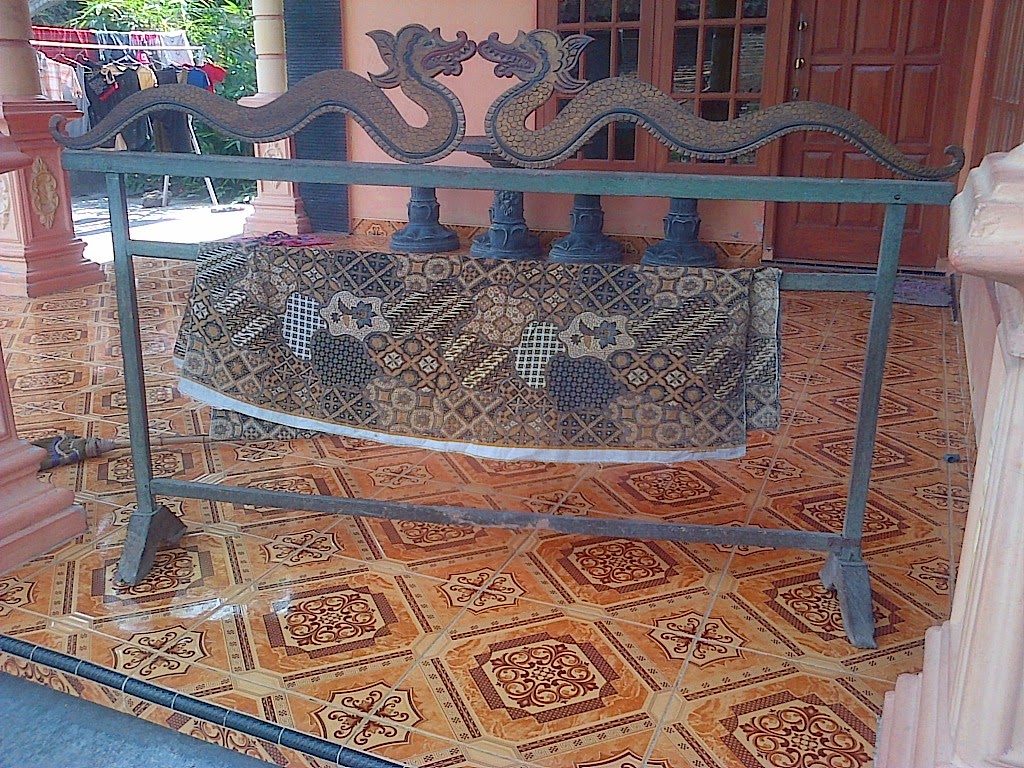 gawangan dari besi ada motof naga