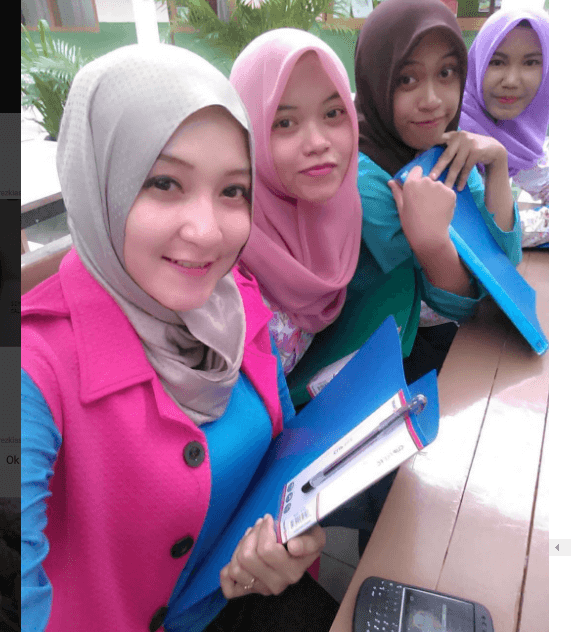 foto-elsa-safira- rame-rame-bersama-teman-teman-kuliah foto-elsa-safira-bersama-teman-teman-kuliah