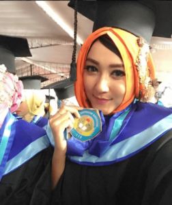 foto-elsa-safira-wisuda