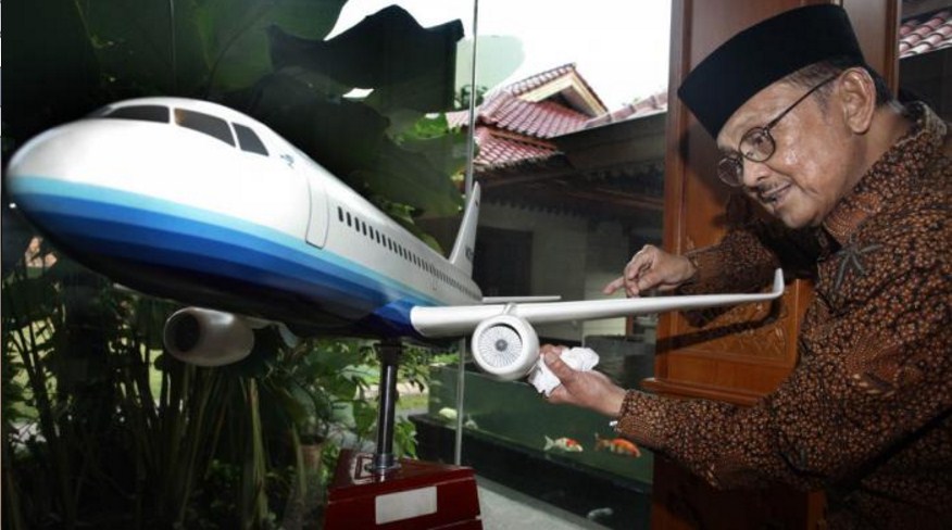 orang-terpintar-di-indonesia saat ini -bj-habibie-dan-pesawat