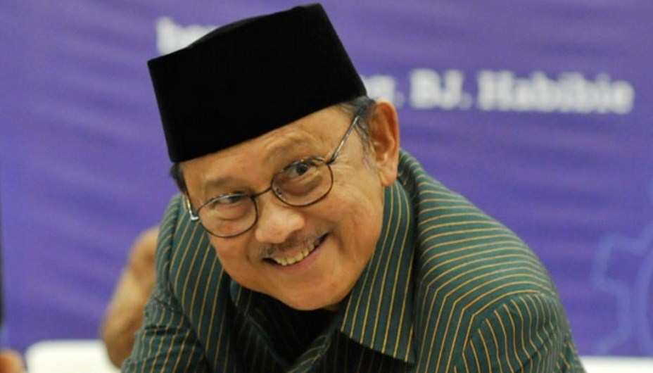 orang-terpintar-di-indonesia-saat ini bj-habibie-tersenyum