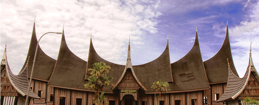Simbol Atap Rumah Adat Minangkabau Bagonjong (Rumah Gadang)