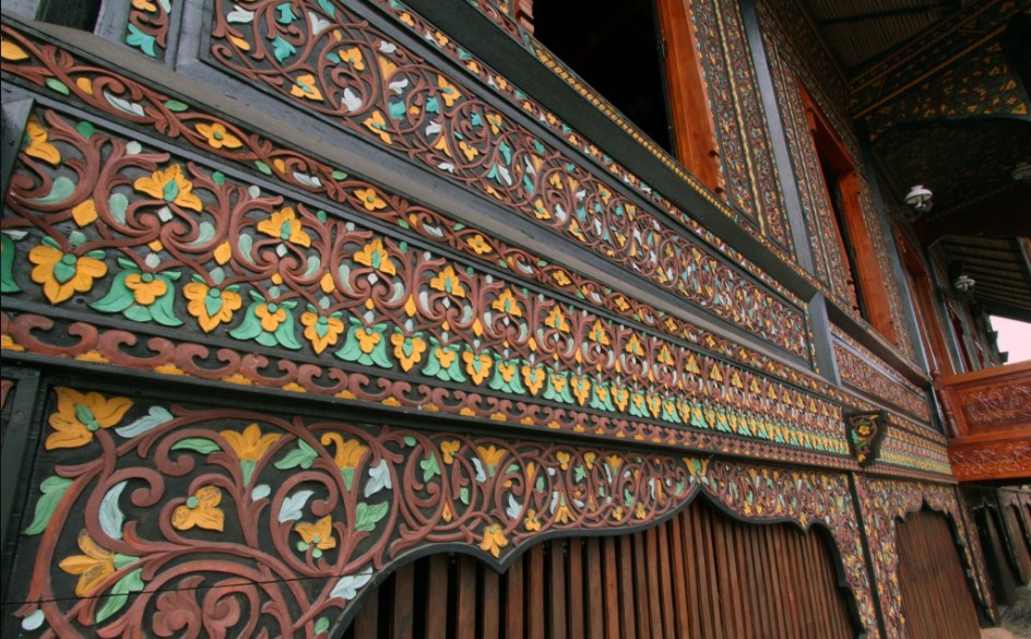 Ukiran Rumah Adat Minangkabau Bagonjong (Rumah Gadang) masbidin.net