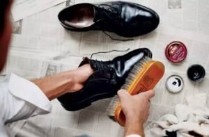 Cara merawat dan membersihkan sepatu kulit menyemir sepatu