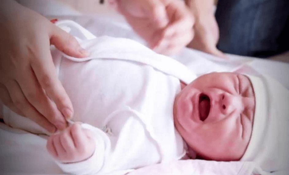 memilih baju bayi yang sesuai usia dan berat badan